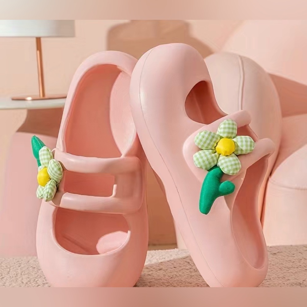 Pink daisy slippers size 8 1/2